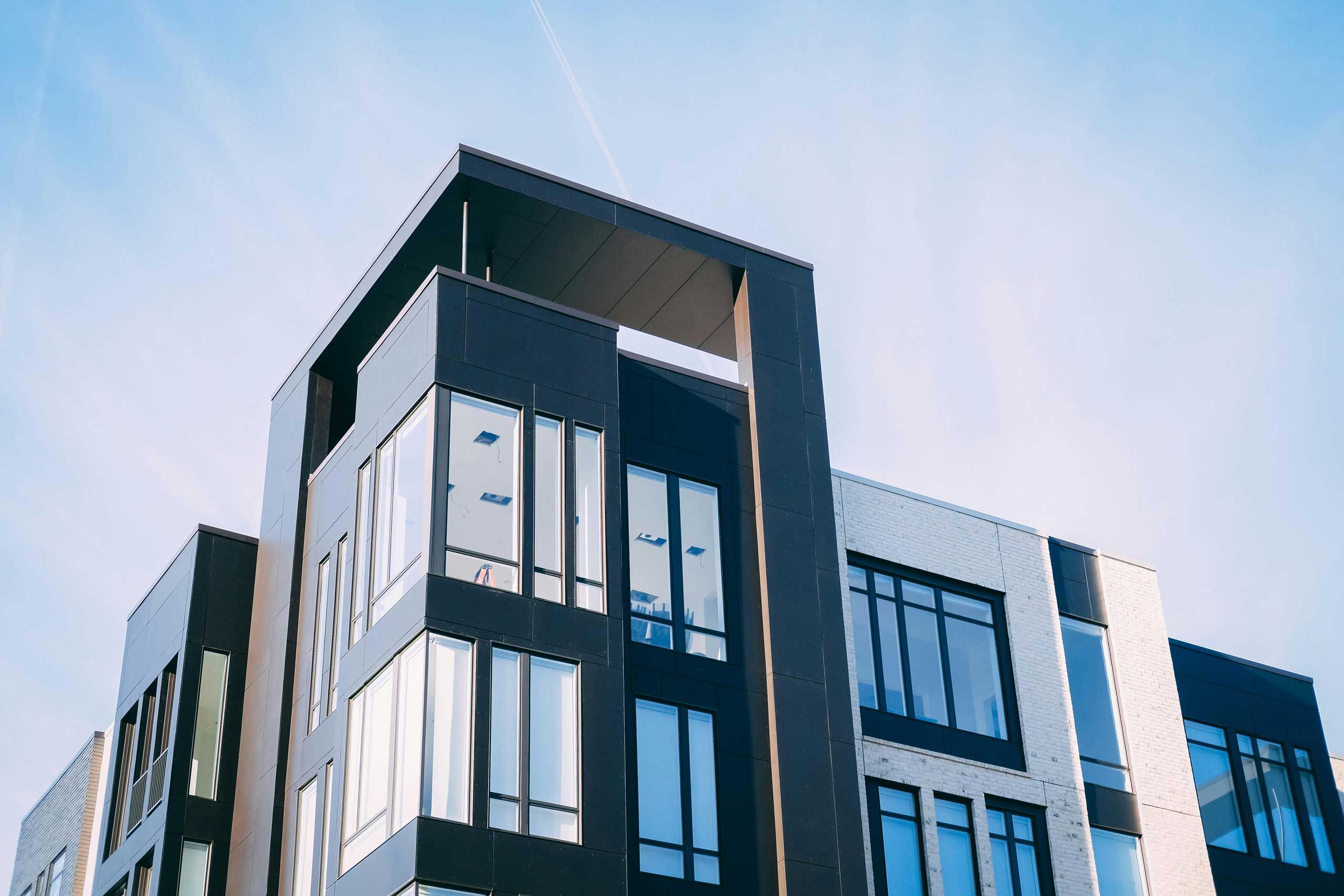 Vue sur le sommet d'un bâtiment moderne, linéaire, ce fondant dans le bleu du ciel