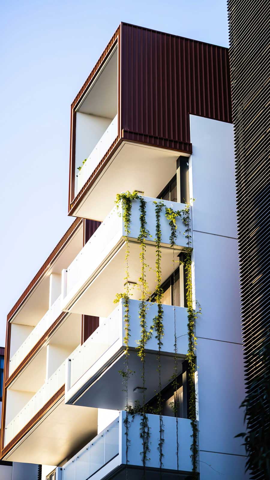 Vue d'un balcon d'un immeuble en PPE, moderne, en tôle, béton et bois