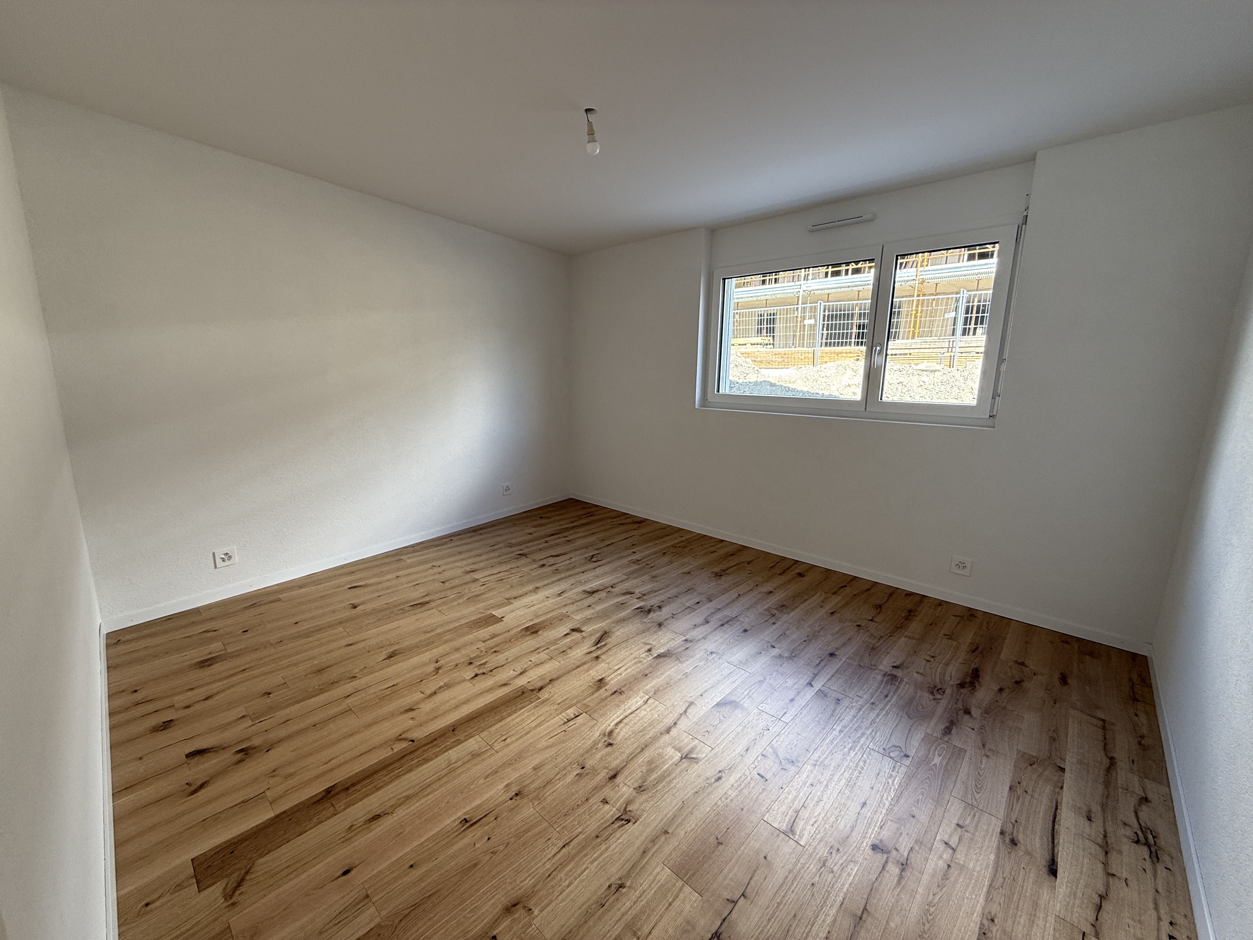 chambre sol parquet fenetre