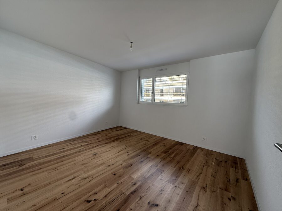 chambre à coucher avec fenêtre, sol parque