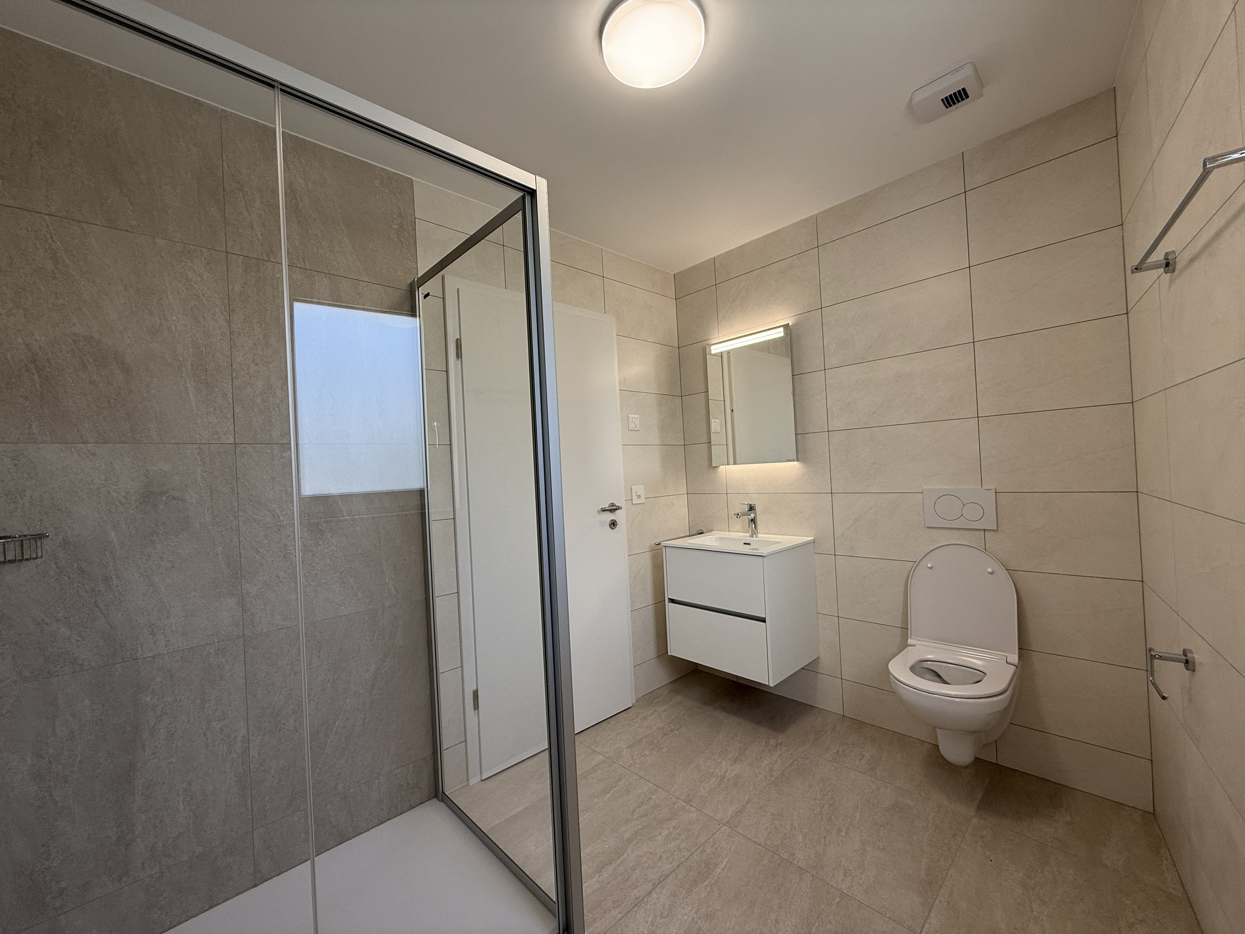 salle de bain douche,WC, robinet, miroir