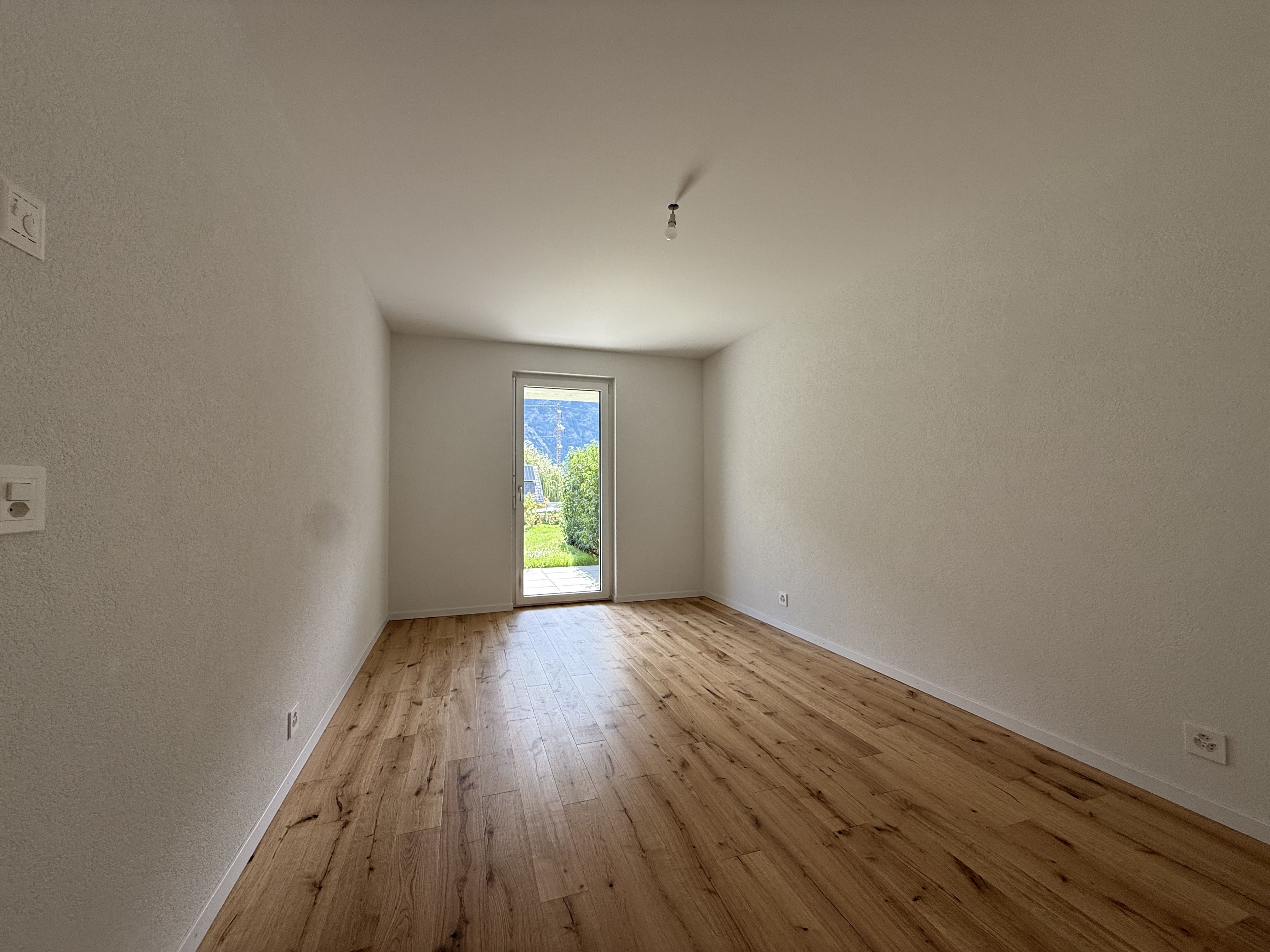chambre sol parquet avec sortie balcon