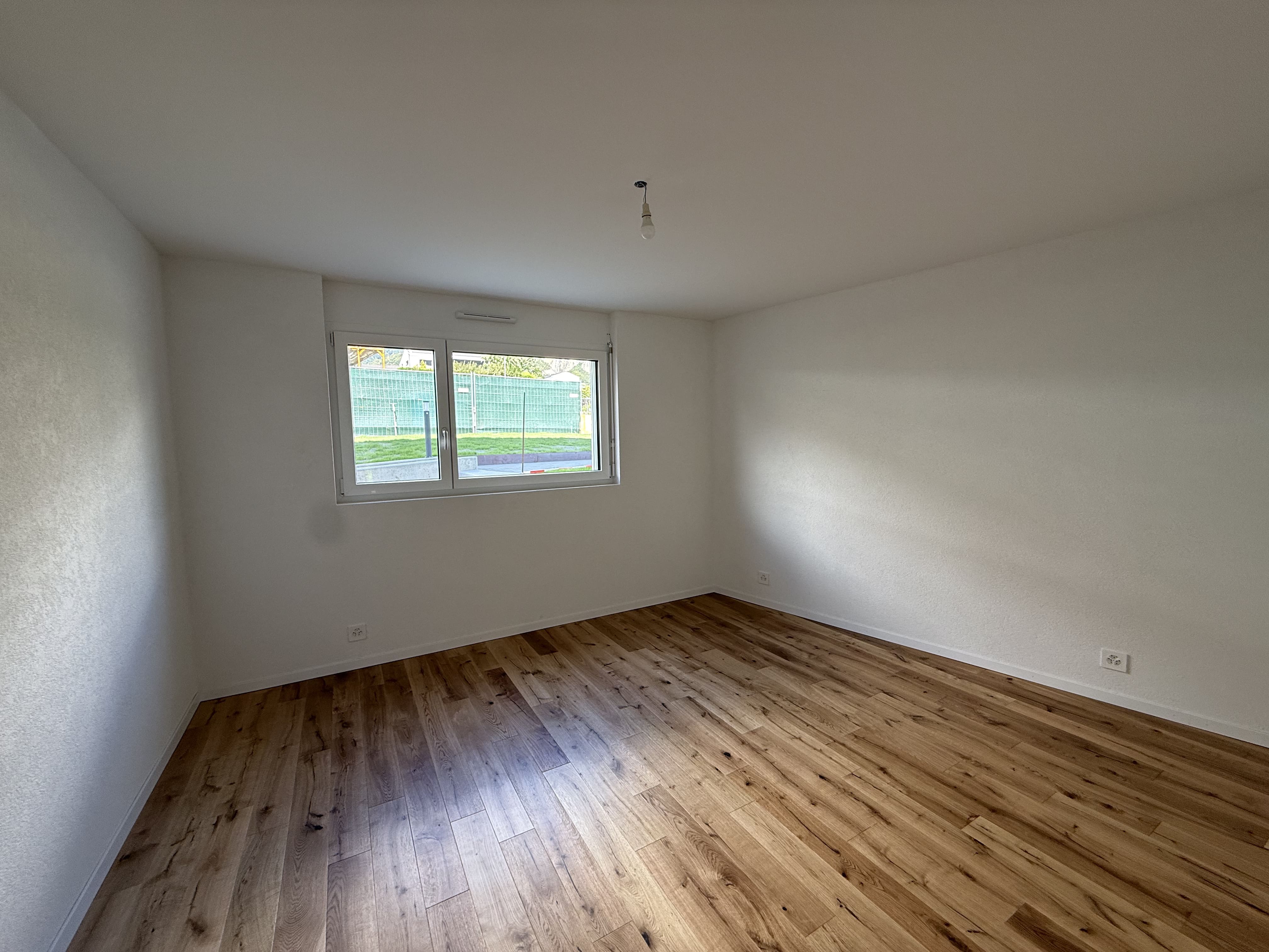 chambre sol parquet avec fenetre